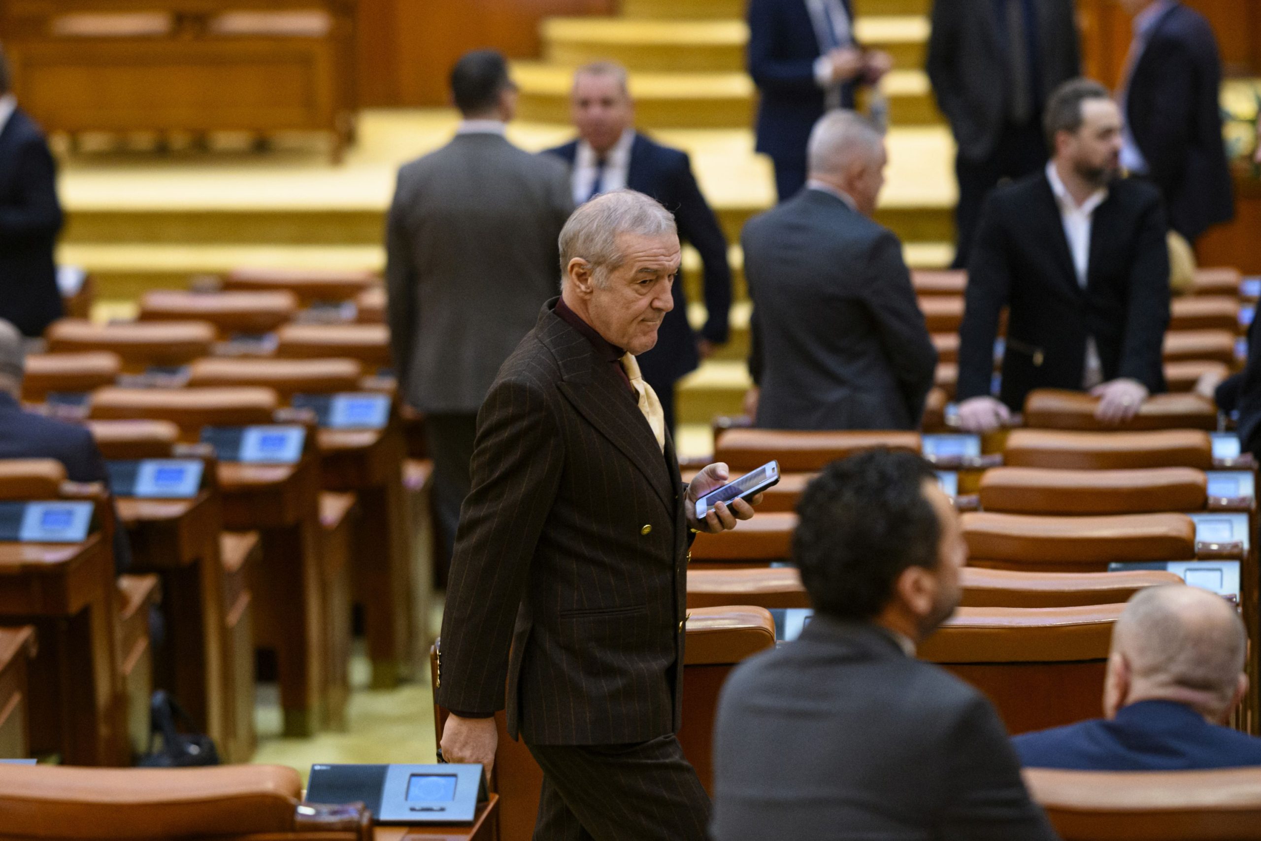 Gigi Becali, printre cei 9 parlamentari care au votat împotriva modificării Legii 4 privind drepturile spectatorilor pe stadioane