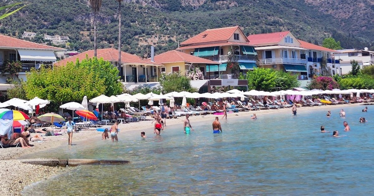 Barieră plutitoare instalată pe o plajă din Grecia pentru a opri peștele-balon toxic
