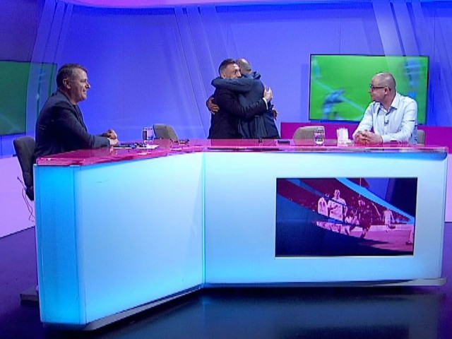 Ilie Dumitrescu și Florin Prunea îmbrățișați în studioul Digi Sport
