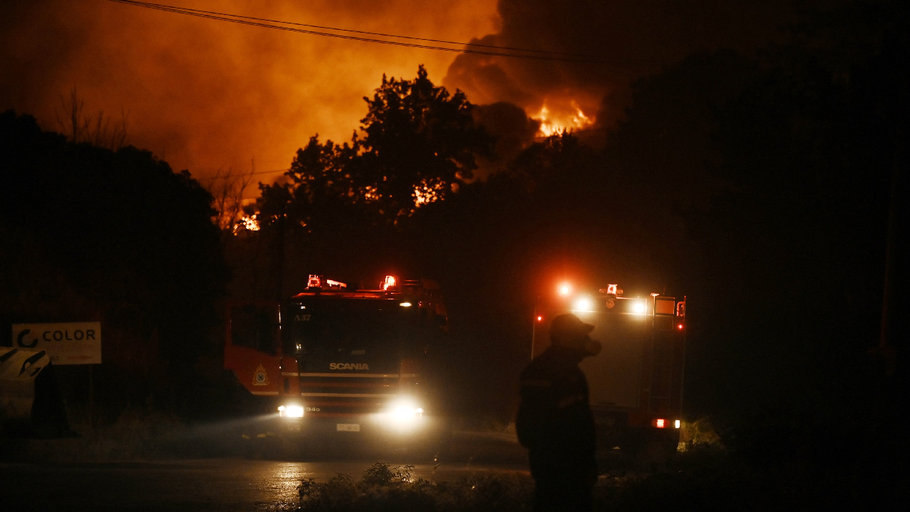 Incendiu de vegetație lângă Salonic, Grecia, cu fum gros și flăcări