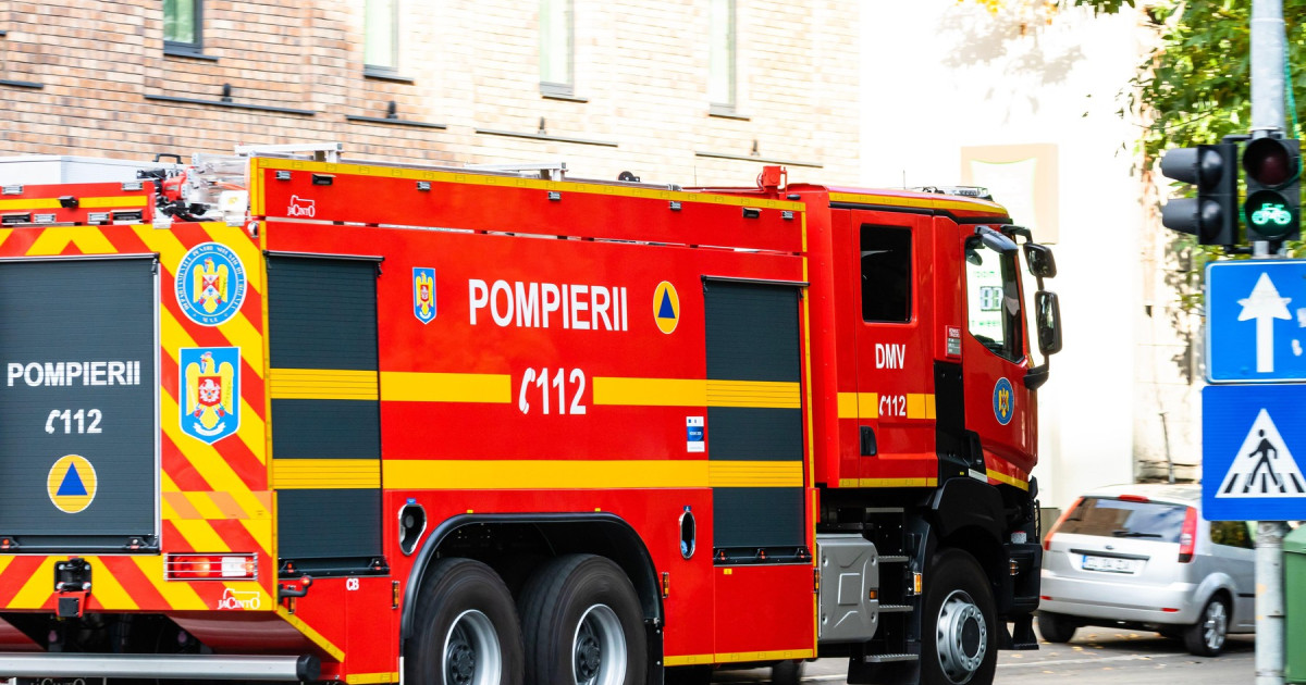 Pompieri intervenind la un incendiu într-un bloc de pe Calea Moșilor