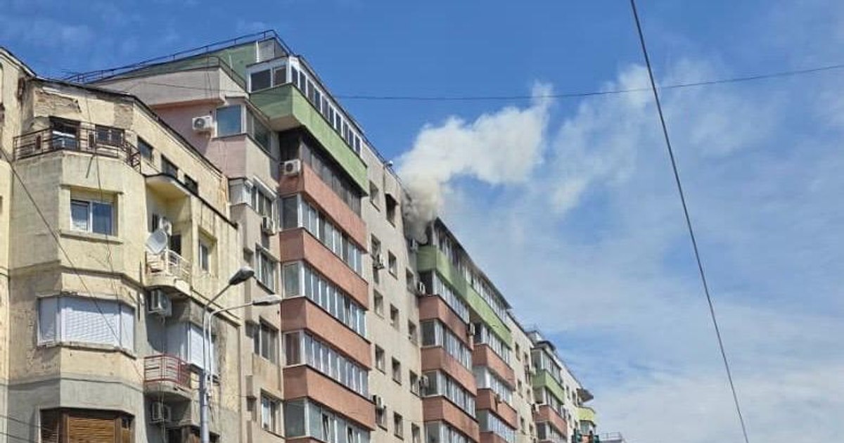 Incendiu puternic pe Calea Moșilor, într-un apartament de la etajul 8. Pompierii intervin cu 4 autospeciale și SMURD