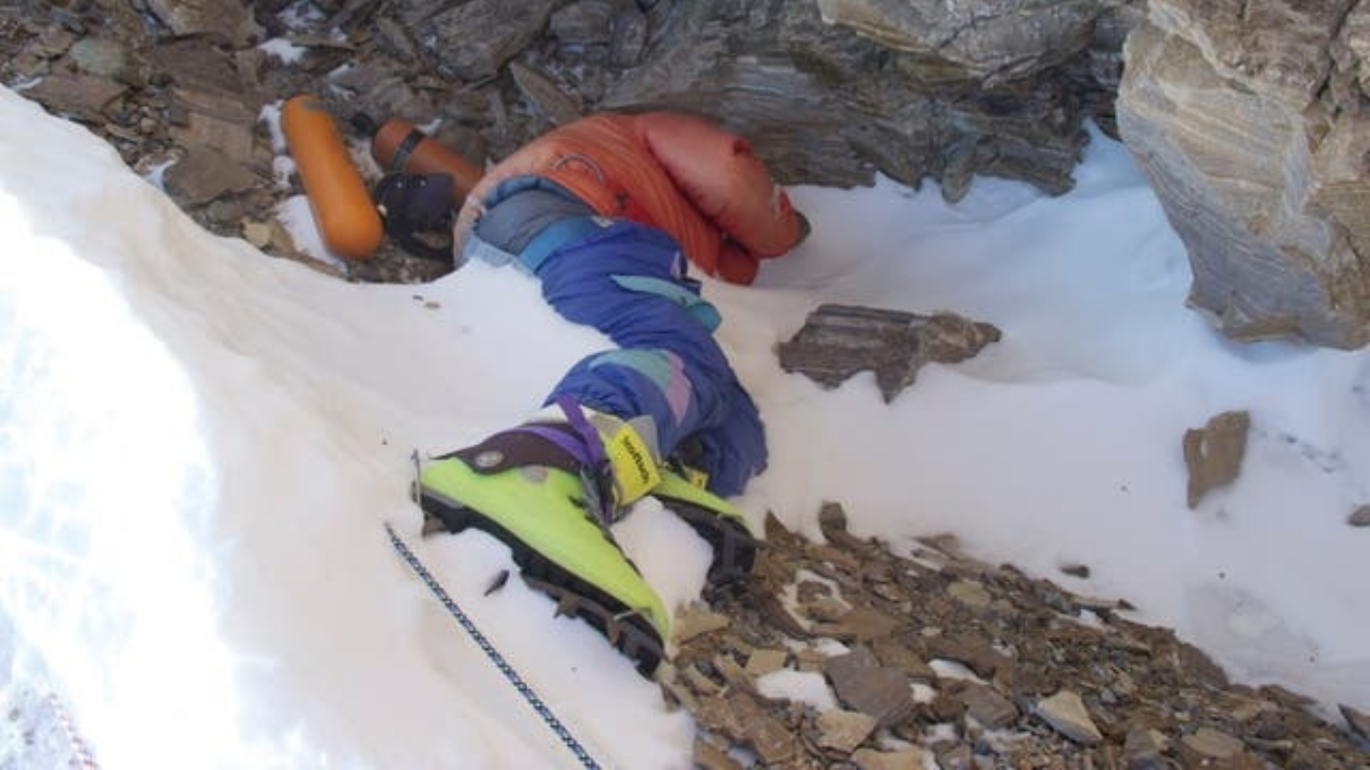 Alpinist înghețat pe Everest cu ghete verzi, cunoscut sub numele de Green Boots