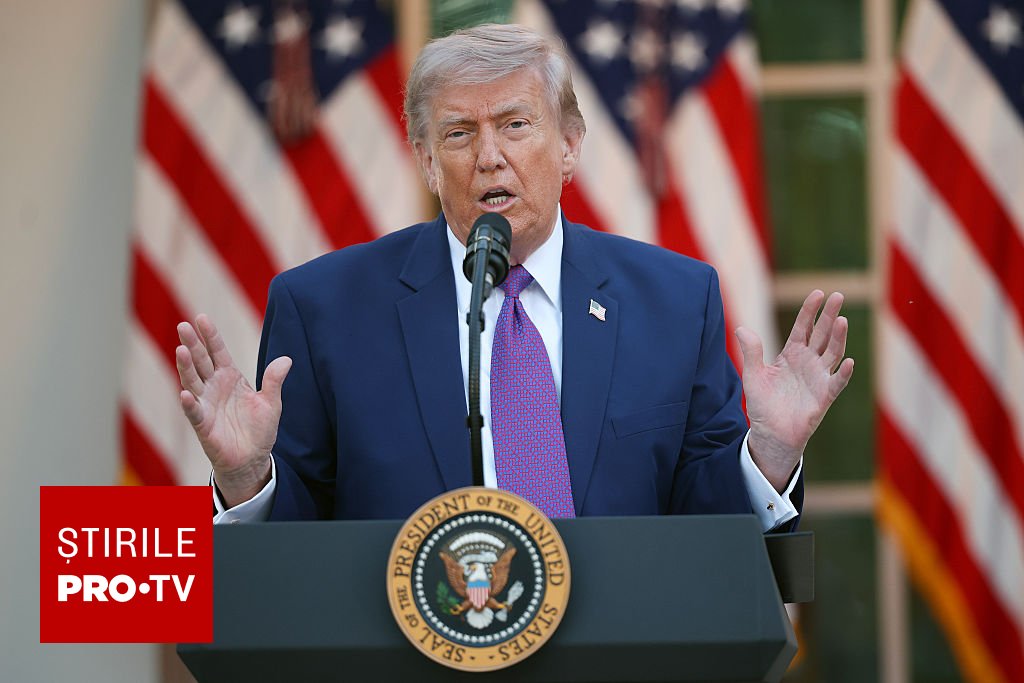 Inel cu diamante și rubine, cu inscripția 250 YEARS USA, oferit lui Donald Trump