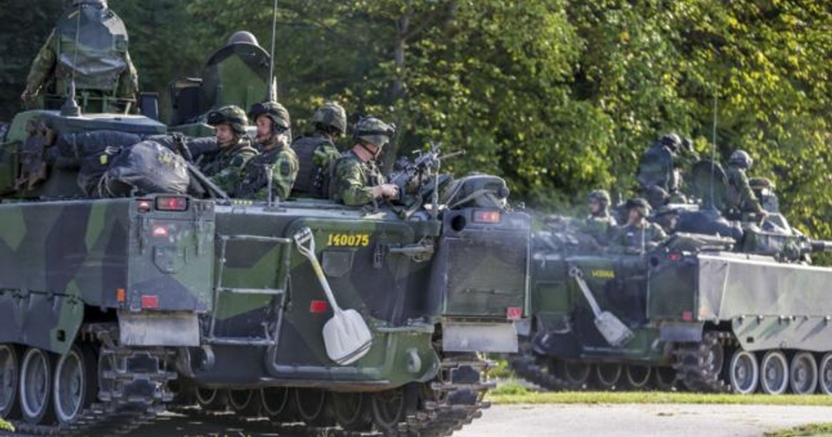 Recruți militari suedezi pe insula Gotland, pregătindu-se pentru exerciții de apărare