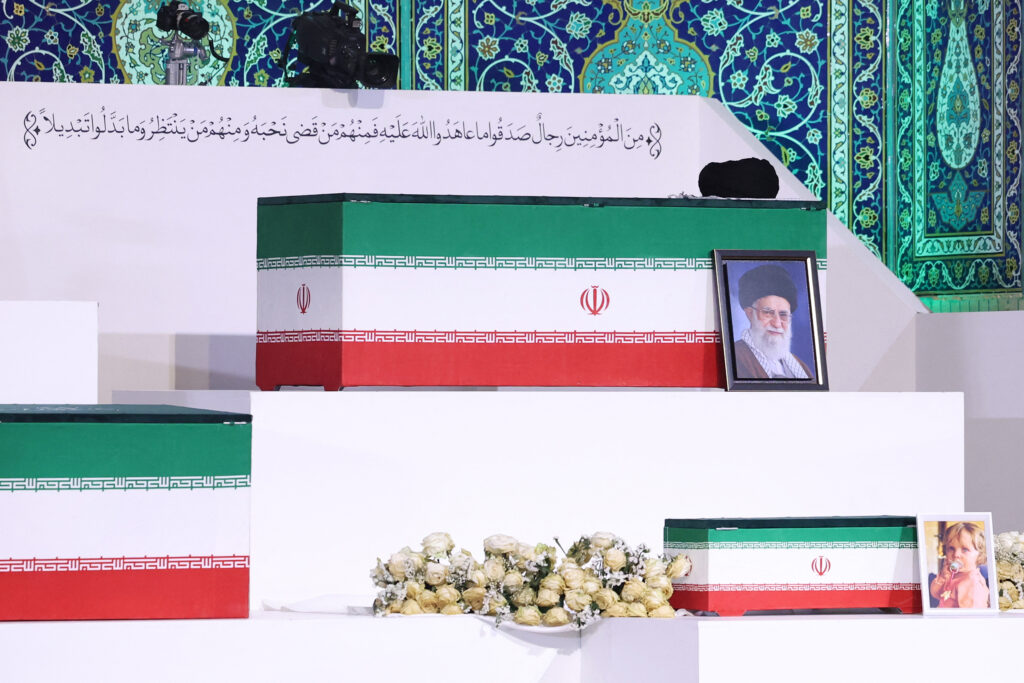 Mulțime adunată la funeraliile liderului suprem Ali Khamenei în Teheran