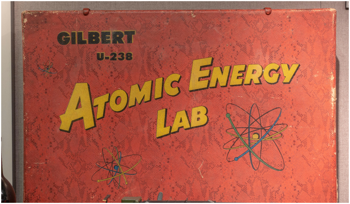 Setul U-238 Atomic Energy Lab cu mostre de uraniu și contor Geiger-Müller