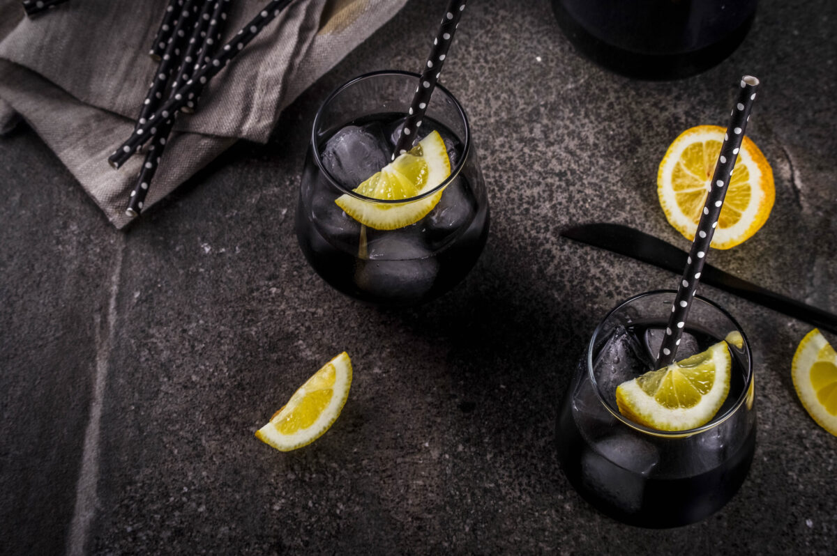 Limonadă neagră cu cărbune activ și lămâie