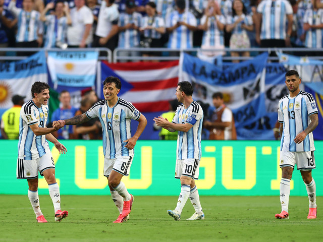 Lisandro Martinez și Lionel Messi în meciul Argentina - Capul Verde