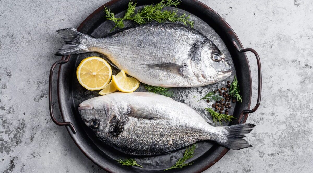 Pește gras proaspăt pe o masă de bucătărie, sursă bogată de Omega 3