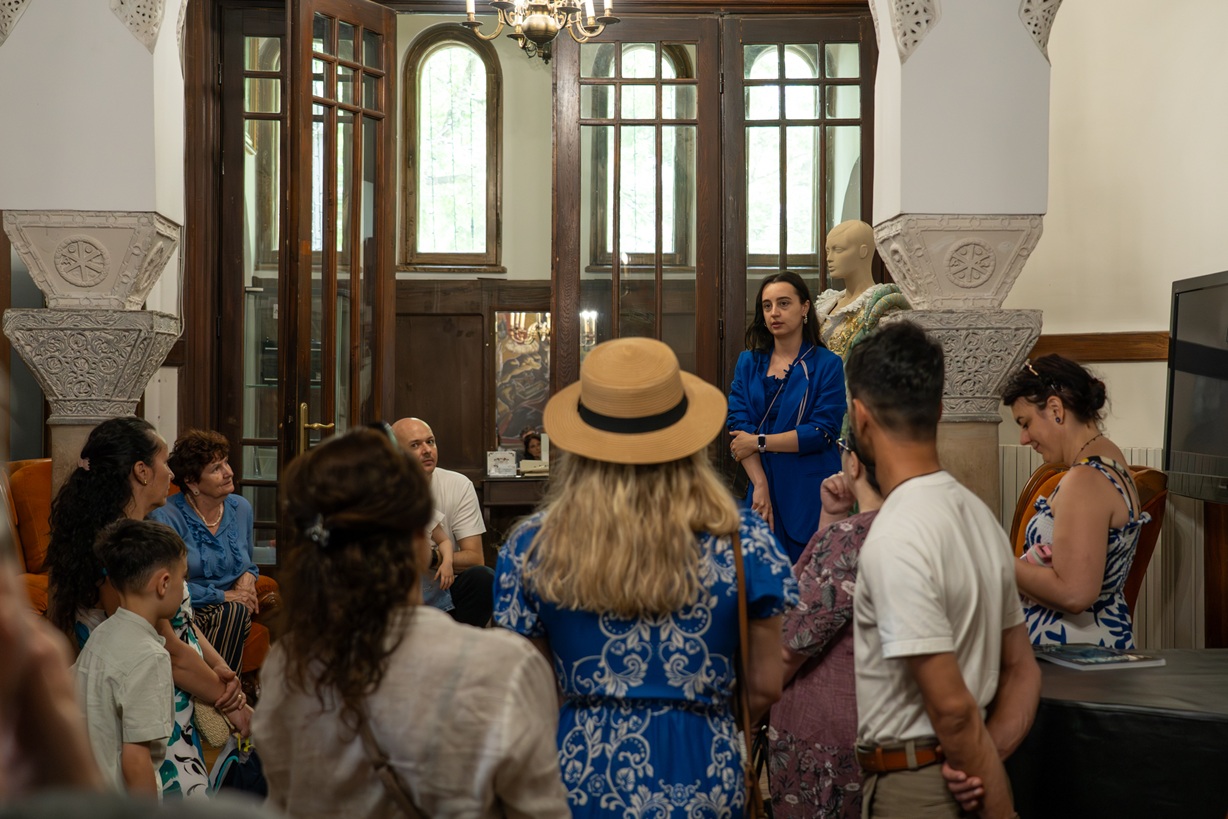 Vizitatori la Madrigal Open House, în fața Casei Madrigal din București