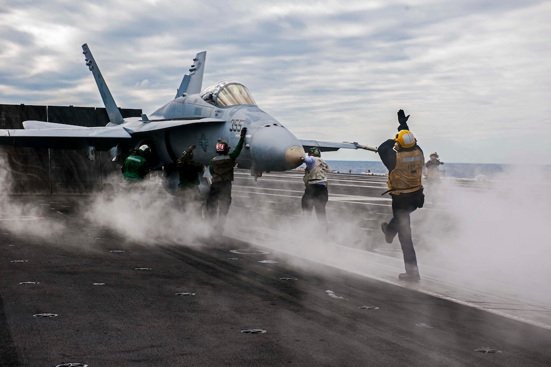 Avion de luptă F/A-18 Super Hornet pe puntea unui portavion