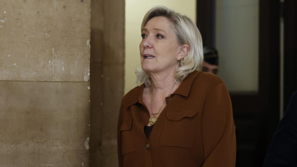 Marine Le Pen la un eveniment politic