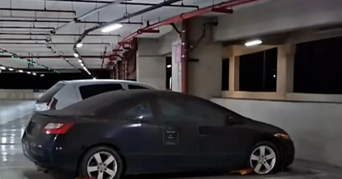Honda Civic abandonat în parcarea aeroportului Galeão din Rio de Janeiro