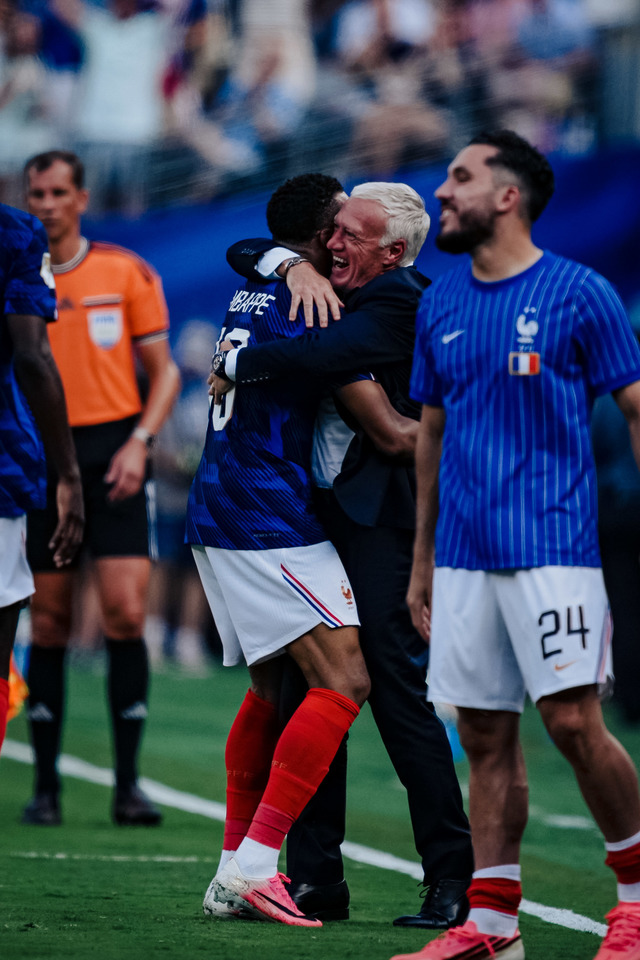 Kylian Mbappe și Didier Deschamps se îmbrățișează după golul marcat în meciul Franța - Suedia