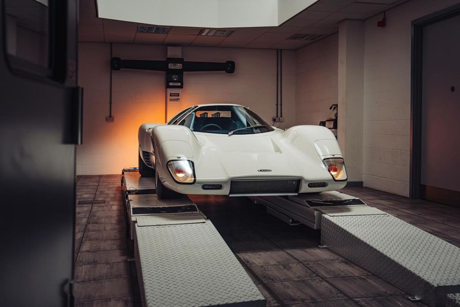 McLaren M6GT restaurat, culoare albă Colnbrook, interior cu scaune verzi