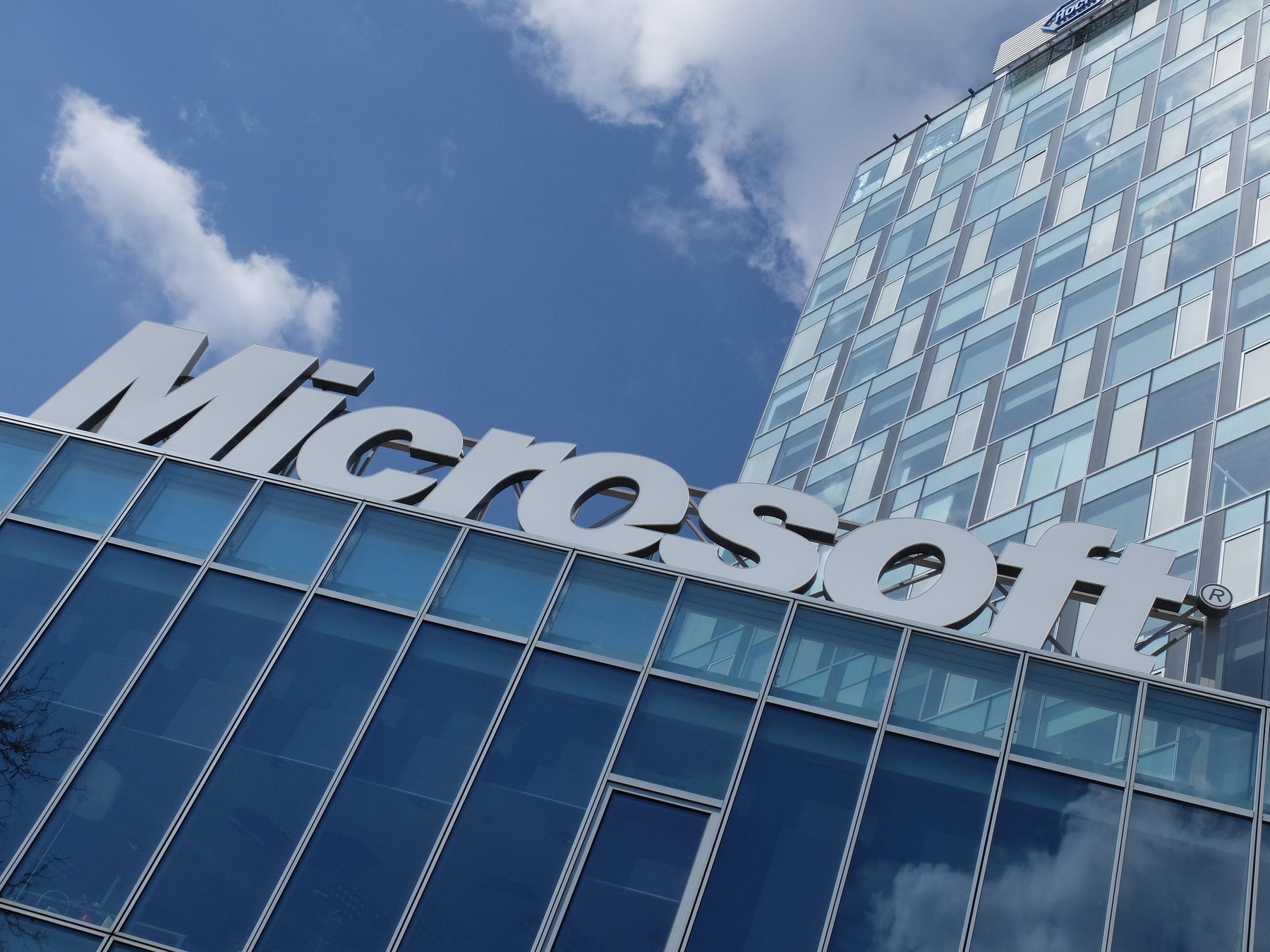 Logo Microsoft pe un fundal întunecat
