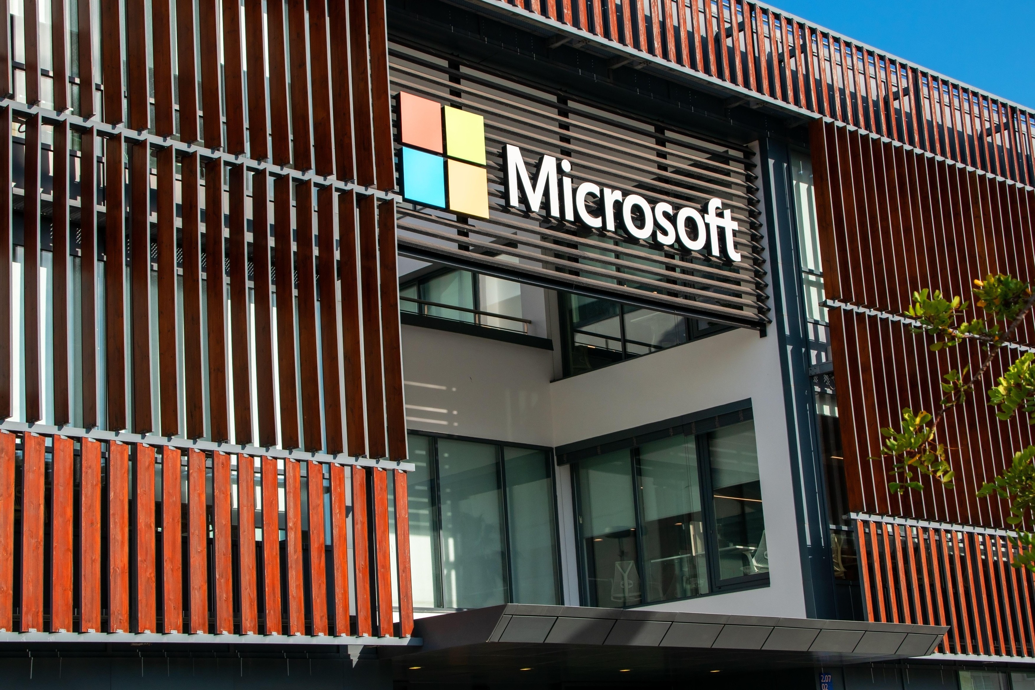 Logo Microsoft și Xbox pe un fundal întunecat