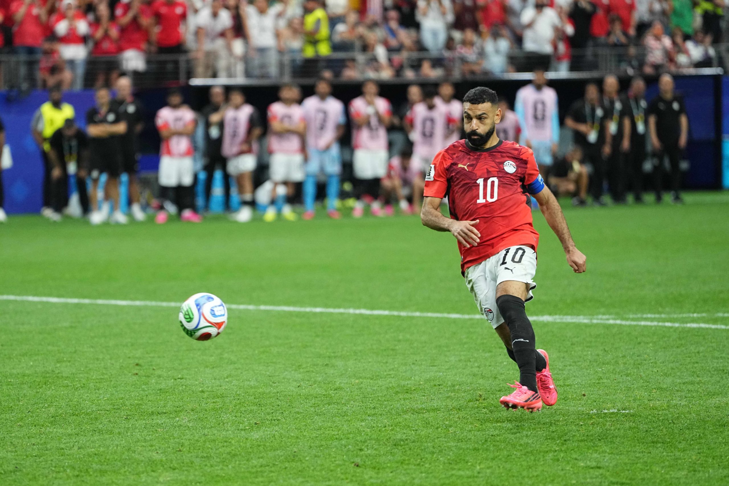 Mohamed Salah îi consolează pe jucătorii Australiei după meci