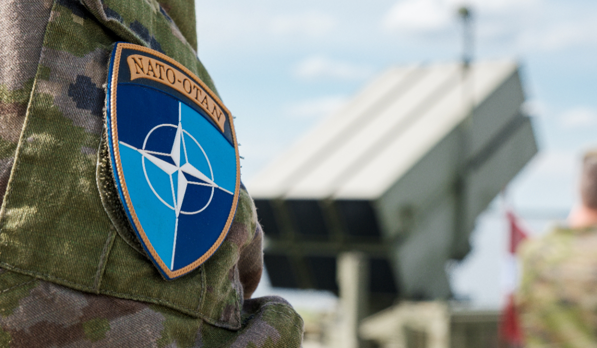 Harta Europei cu steaguri NATO și simboluri militare