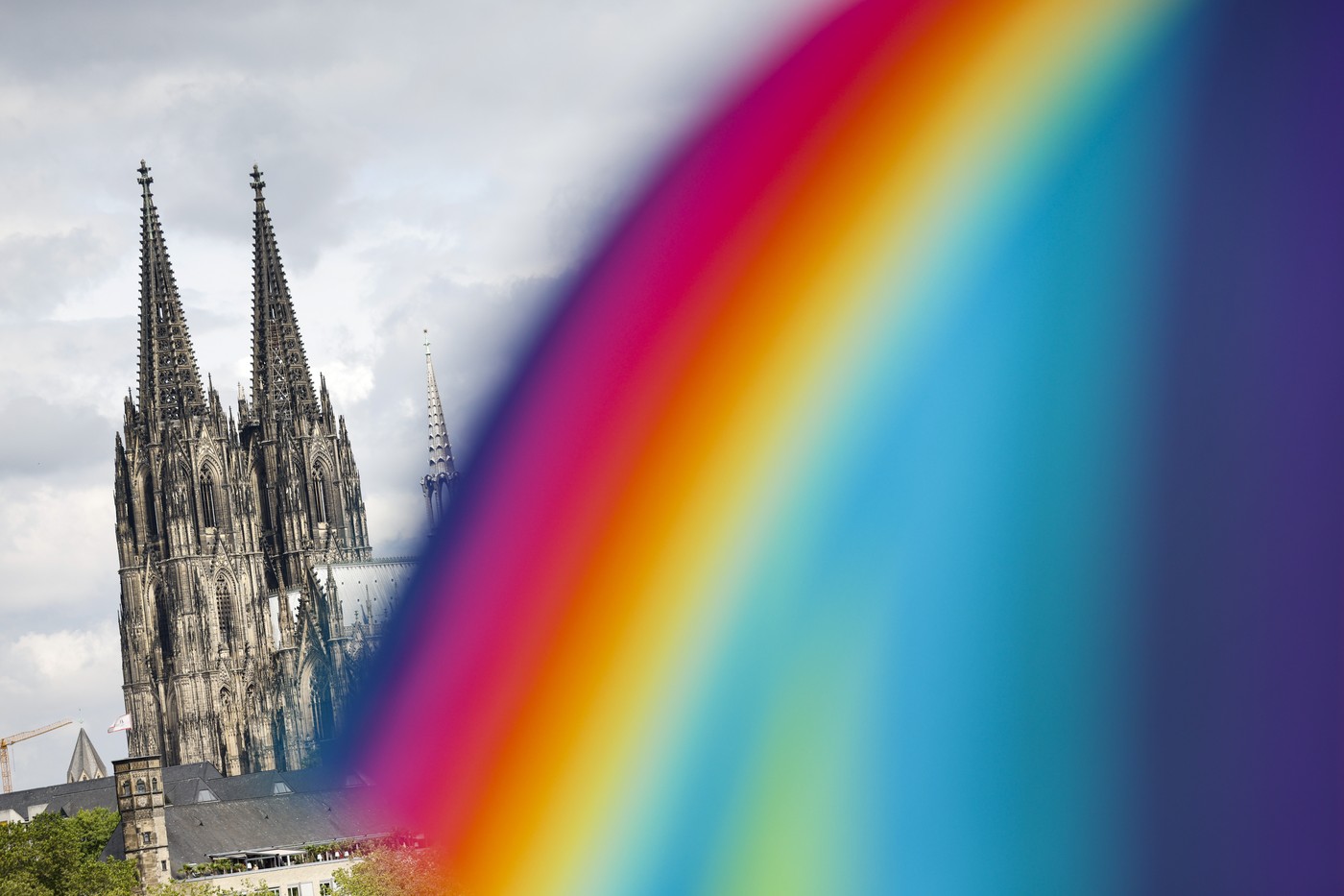 Parada Pride la Köln cu mulțime de participanți și steaguri curcubeu