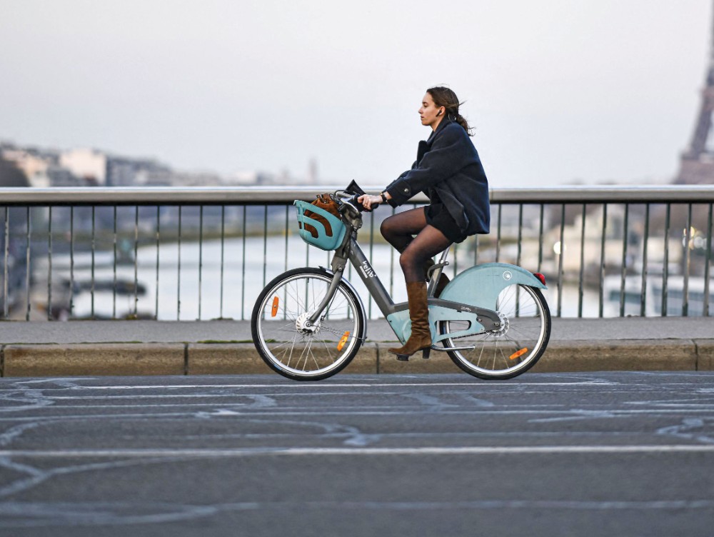 Parisul a ales bicicleta în locul mașinii: cum s-a transformat capitala Franței într-un oraș verde