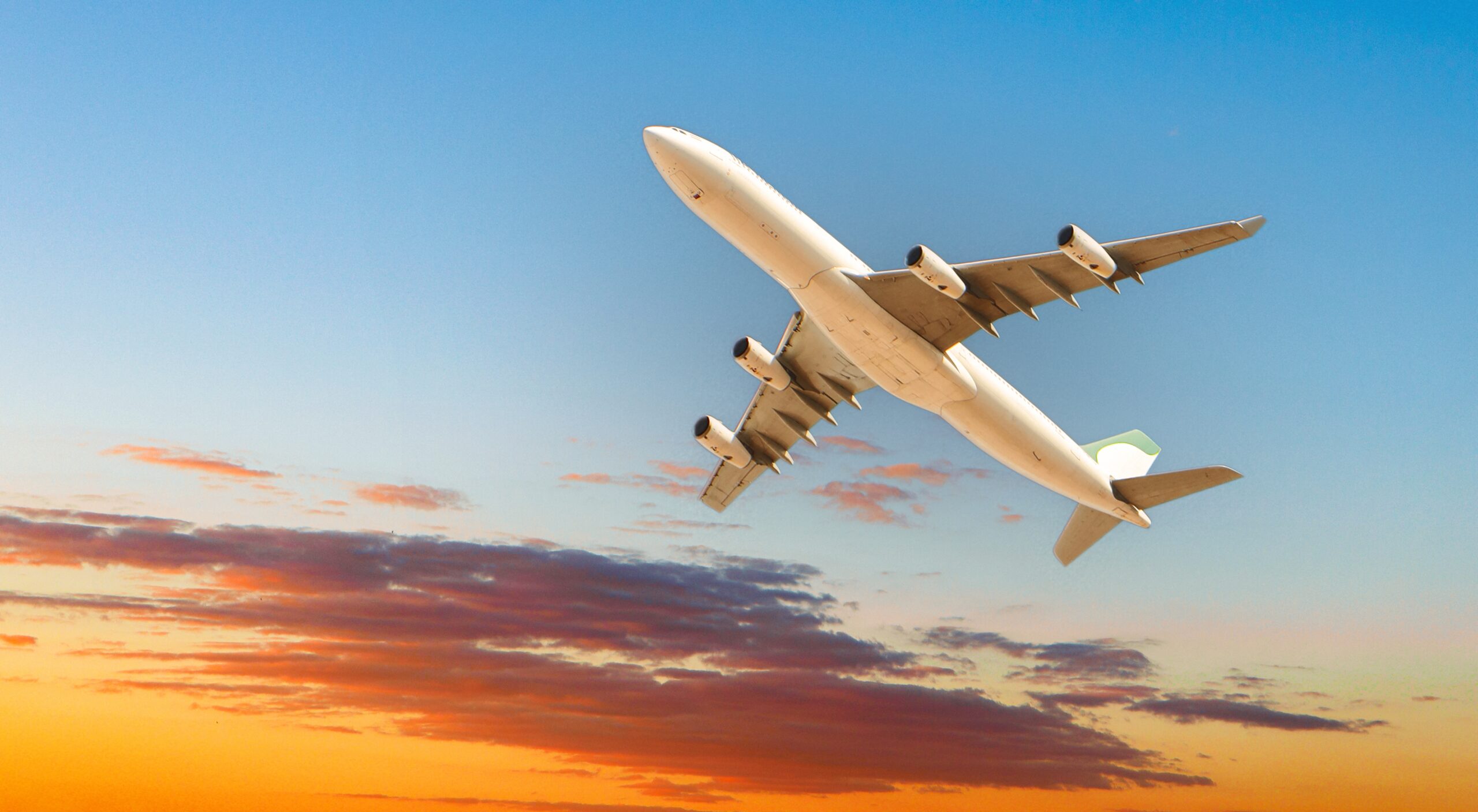 Pasageri la aeroport cu bagaje de mână