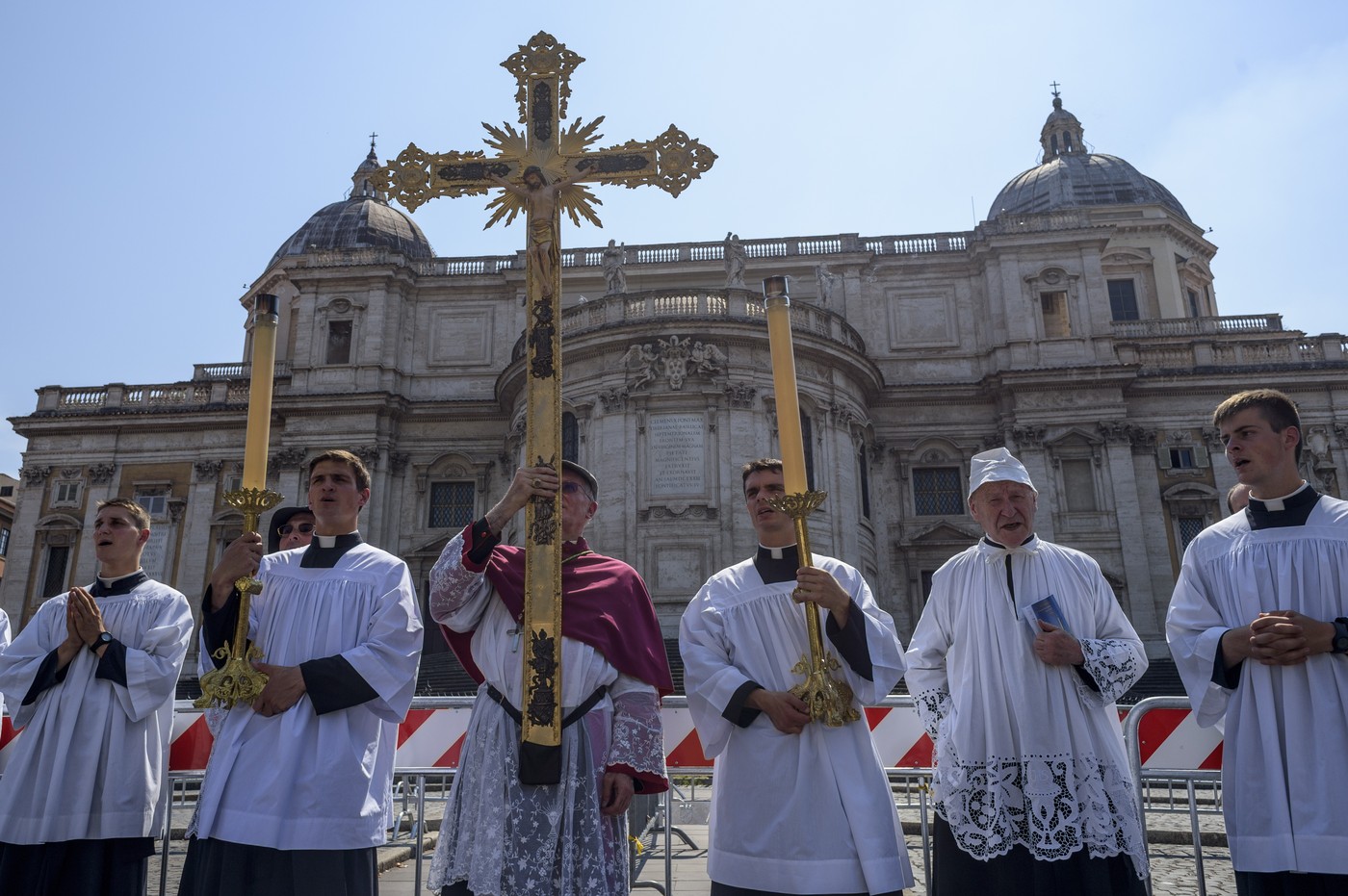 Procesiune religioasă cu preoți în robe, lumânări și cruci, în satul Écône, Elveția