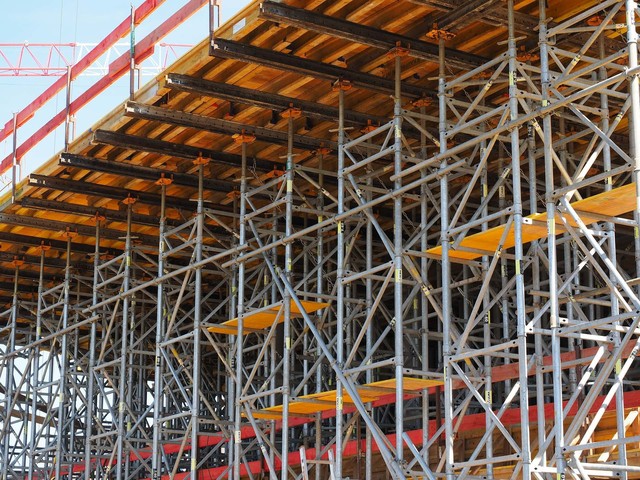 Percheziții pentru evaziune fiscală de 5,6 milioane lei cu schele metalice