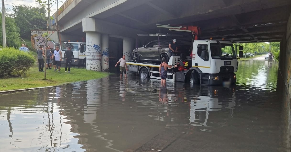 Străzi inundate în București după ploaia torențială