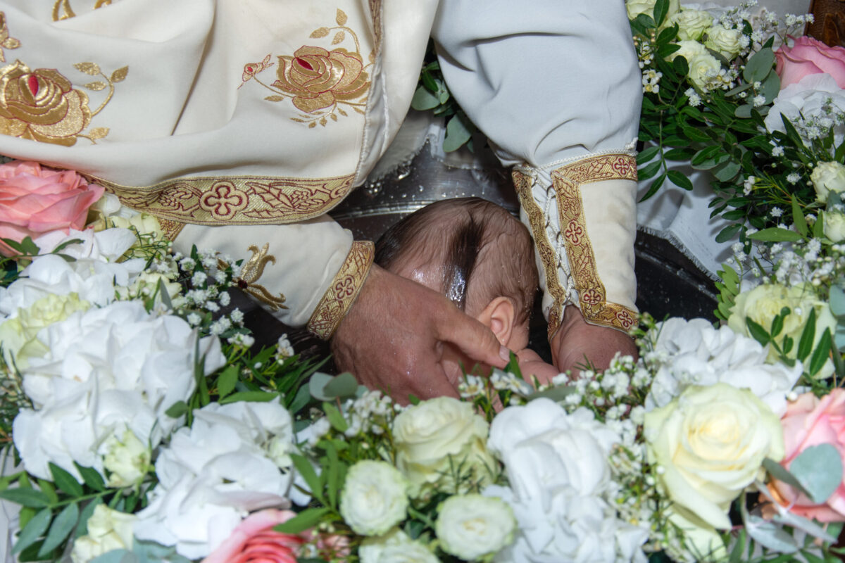Ploaia la botez, semn de bun augur în tradițiile populare românești