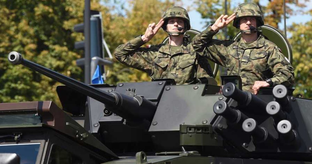 Soldați polonezi în timpul unui exercițiu militar