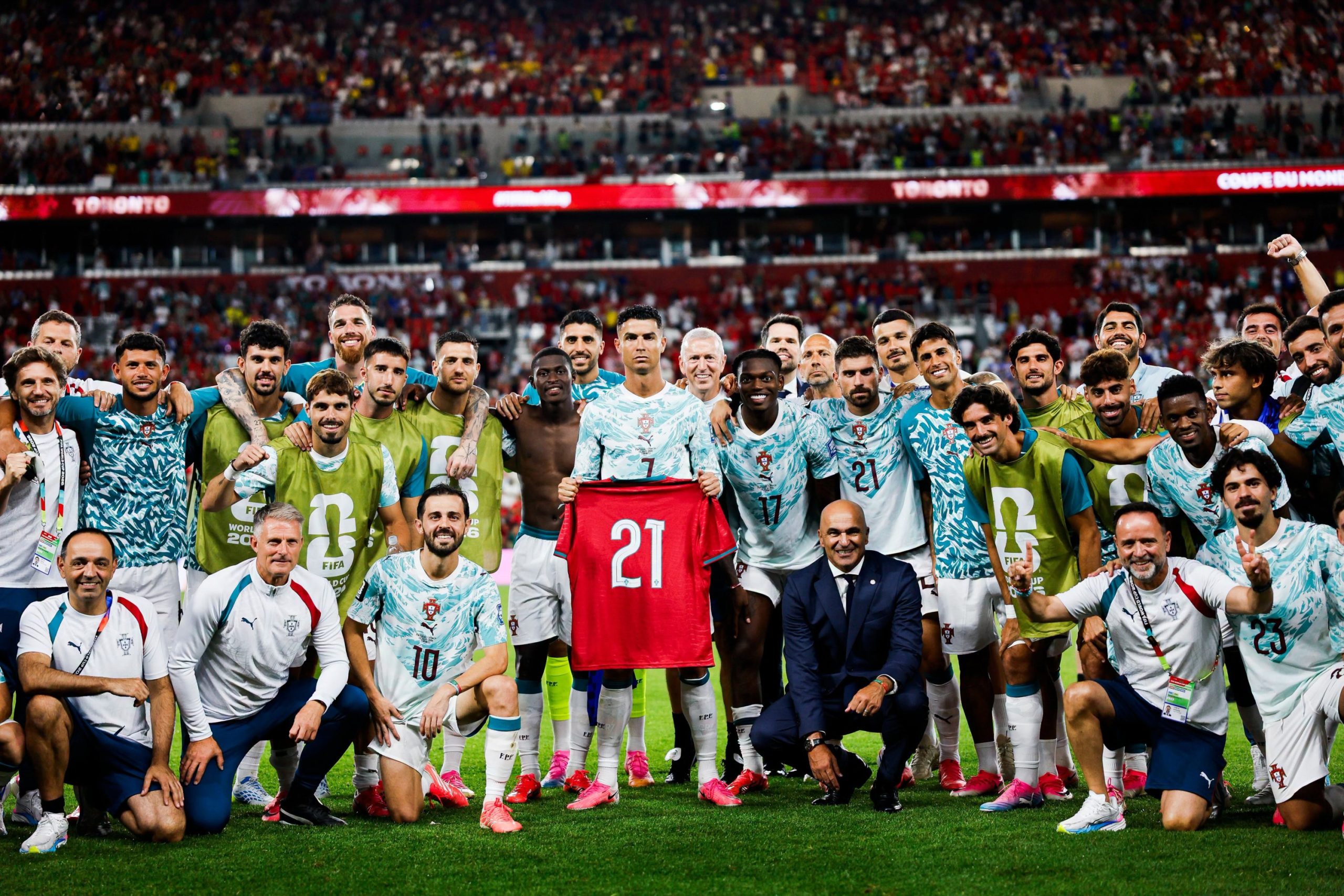 Jucătorii Portugaliei fac o poză de grup în memoria lui Diogo Jota, cu Cristiano Ronaldo ținând tricoul numărul 21
