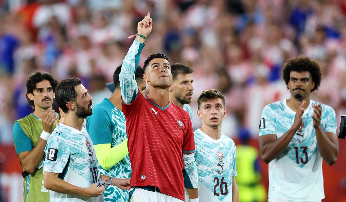 Cristiano Ronaldo îmbrățișând un tricou cu numărul 21 în memoria lui Diogo Jota
