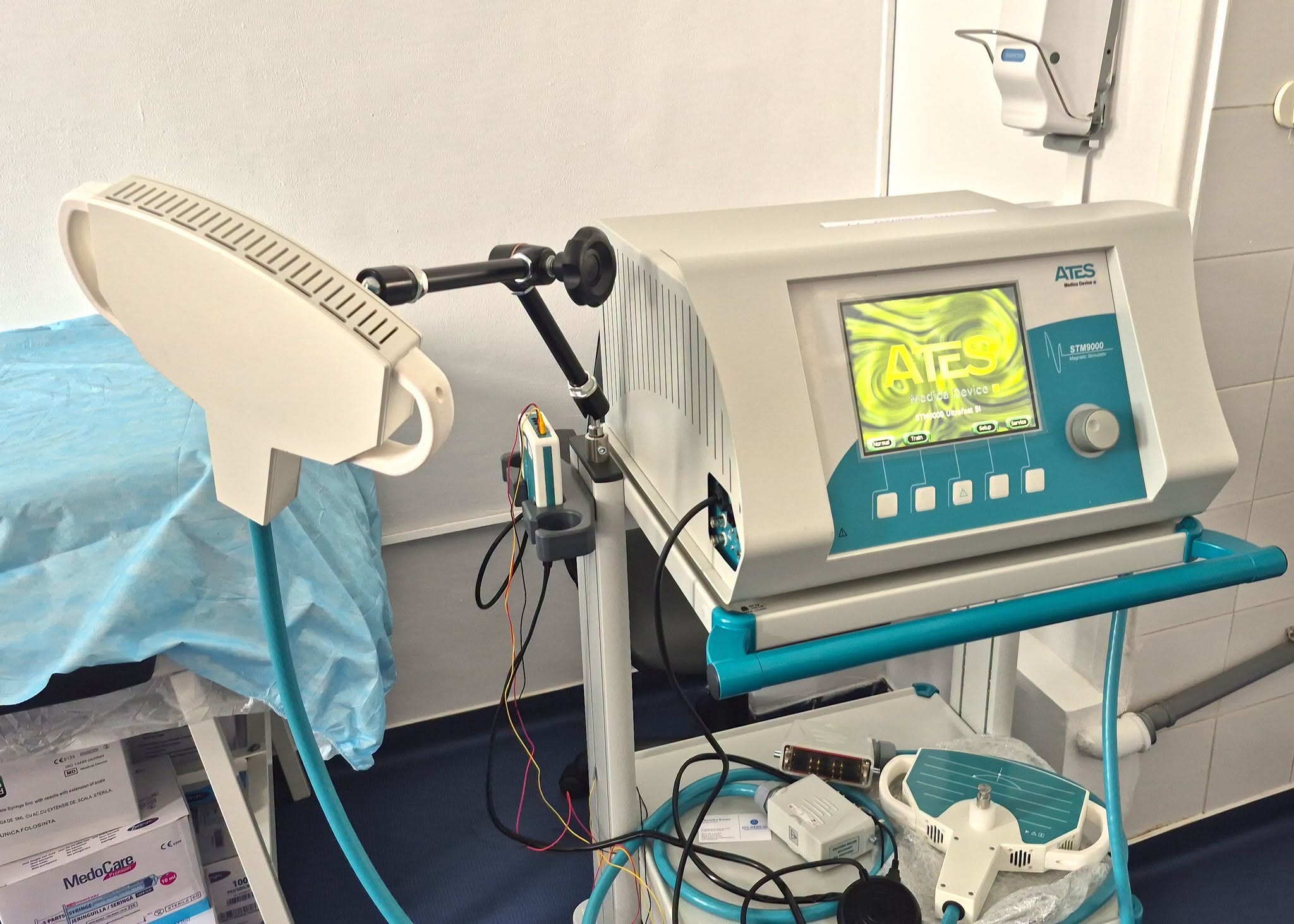 Aparat de stimulare magnetică transcraniană (rTMS) utilizat în recuperarea post-AVC