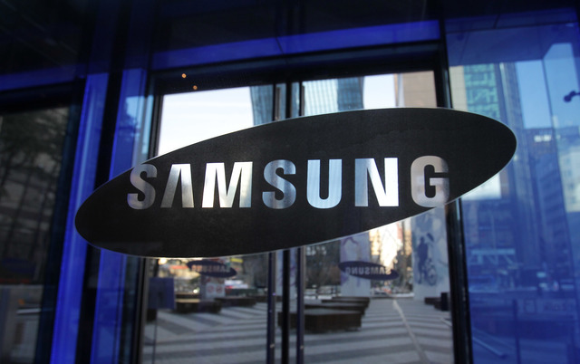 Grafic bursier cu logo Samsung și linii descendente