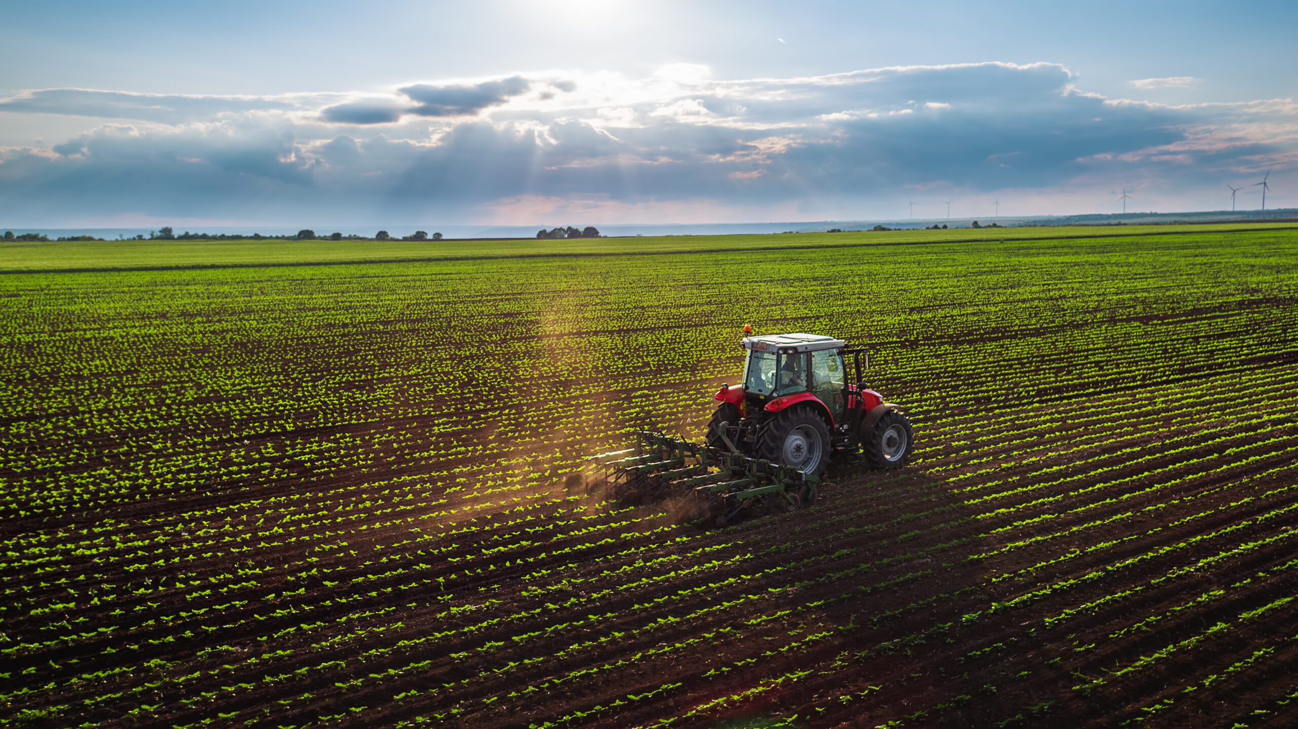 Fermier alimentând un tractor cu motorină