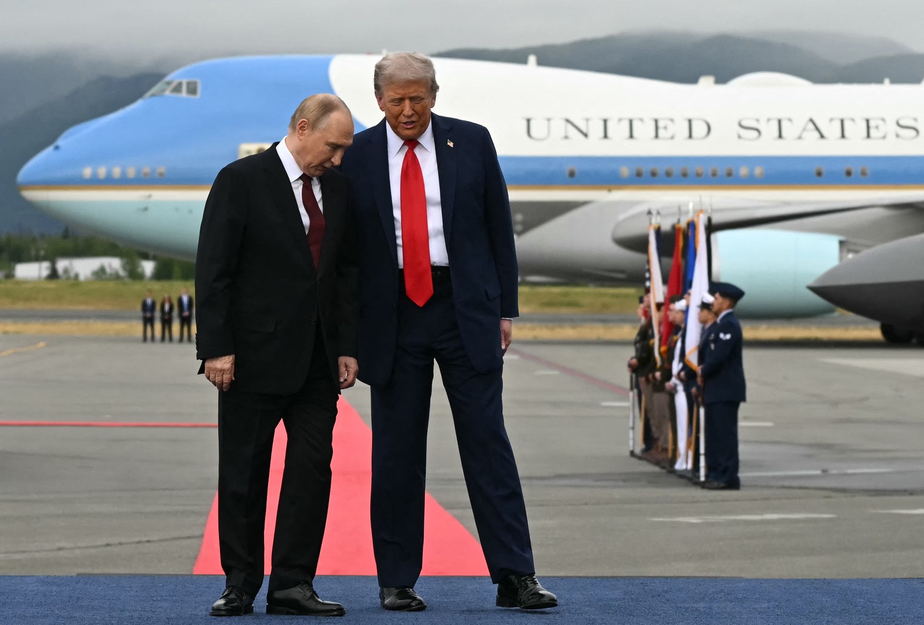 Vladimir Putin și Donald Trump în timpul unei convorbiri telefonice