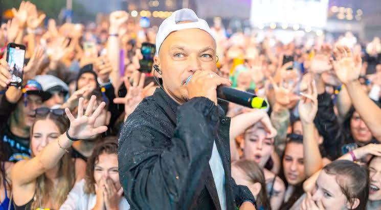 Puya pe scenă enervat la concert