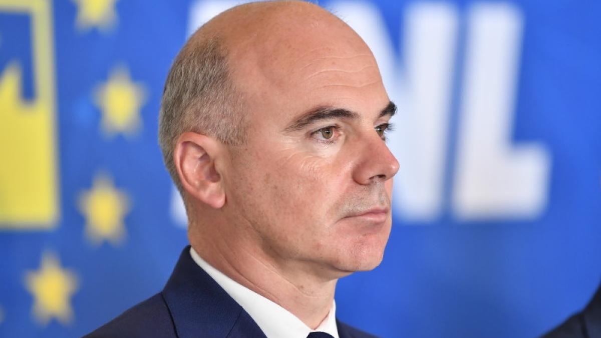 Rareș Bogdan vorbind la un eveniment