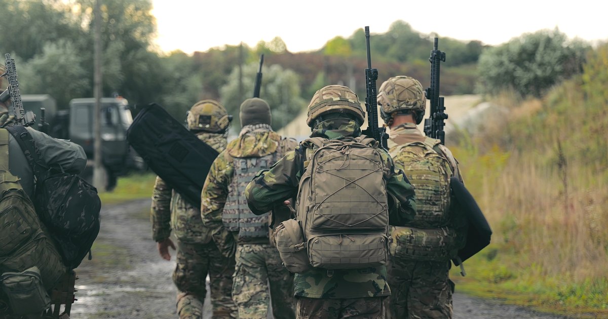 Soldați ucraineni pe front, ilustrând conflictul armat