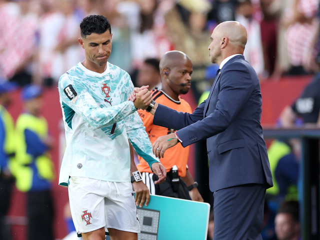 Roberto Martinez discută cu Cristiano Ronaldo în timpul meciului Portugalia - Croația