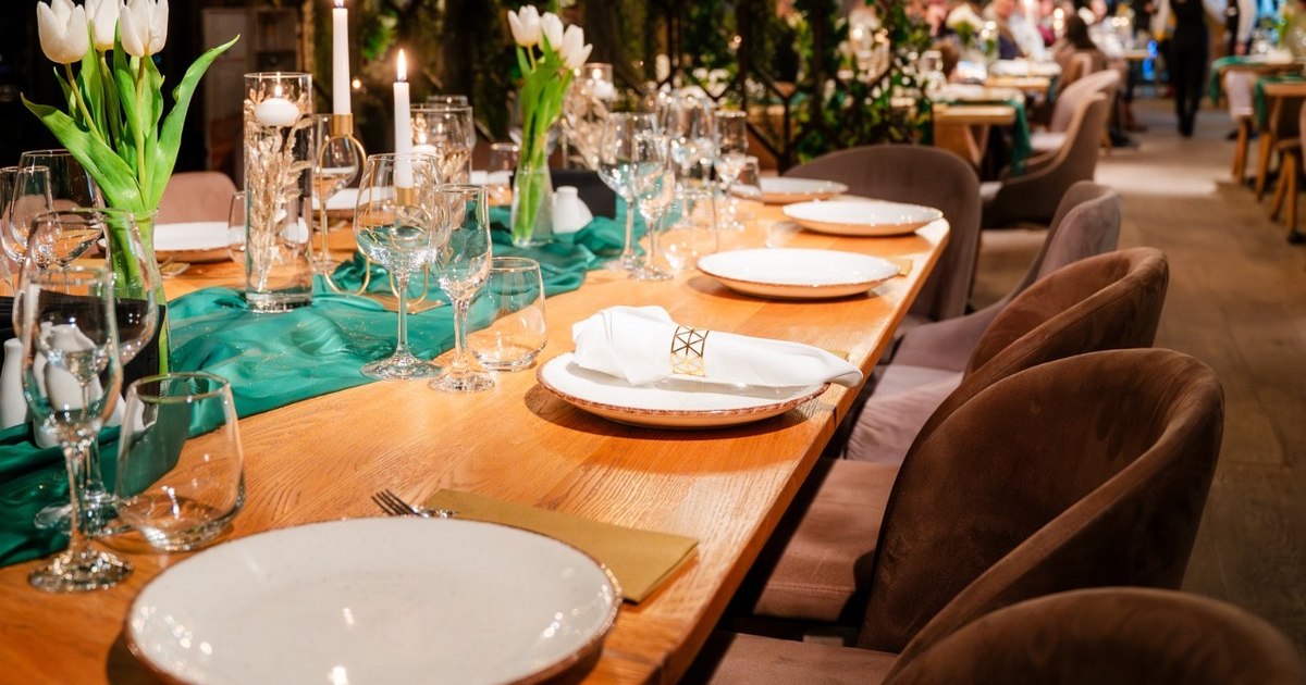 Oameni împărțind o porție de mâncare la restaurant