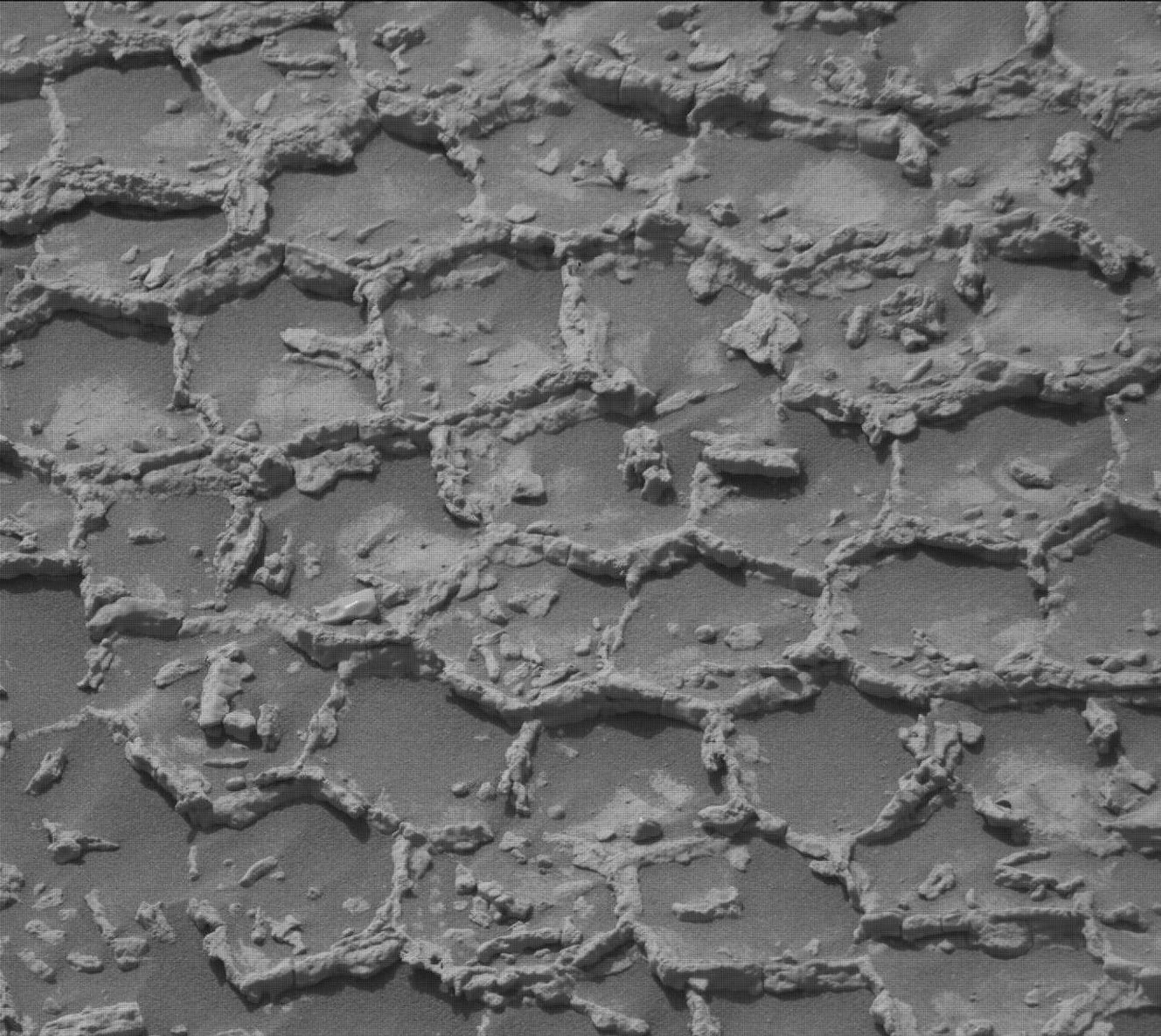 Structuri poligonale pe suprafața marțiană fotografiate de roverul Curiosity