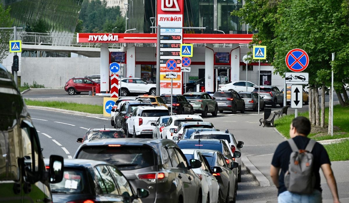 Petrolier încărcat cu benzină în port