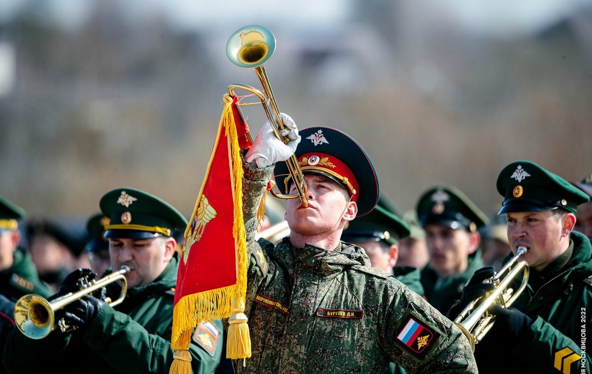 Tineri ruși la o sesiune de recrutare militară
