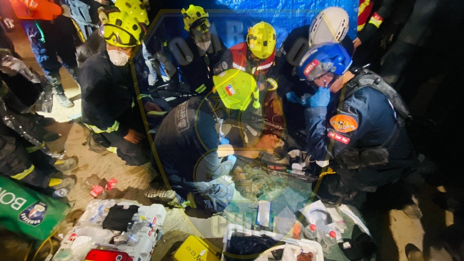 Salvatori scot un bărbat de sub dărâmături în La Guaira, Venezuela