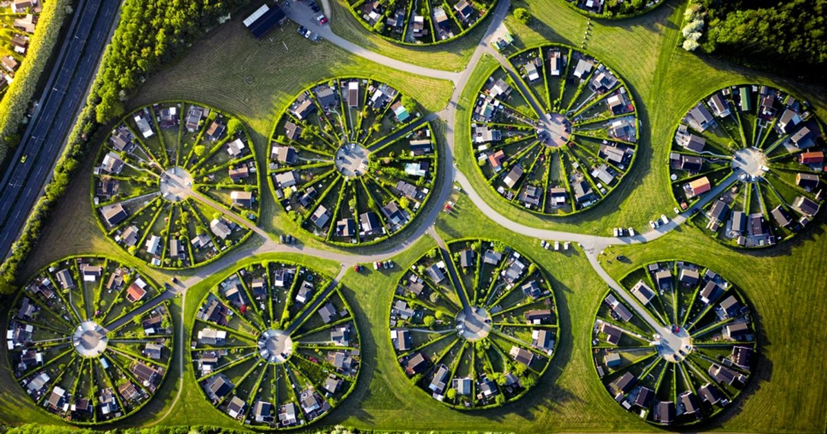 Fotografie aeriană a satului circular Brøndby Haveby din Danemarca