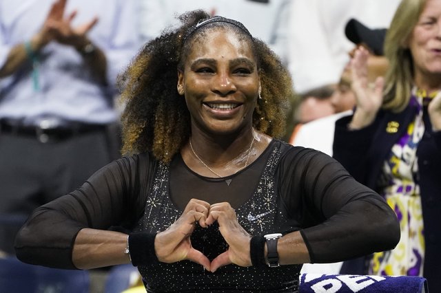 Serena Williams pe terenul de tenis la Wimbledon