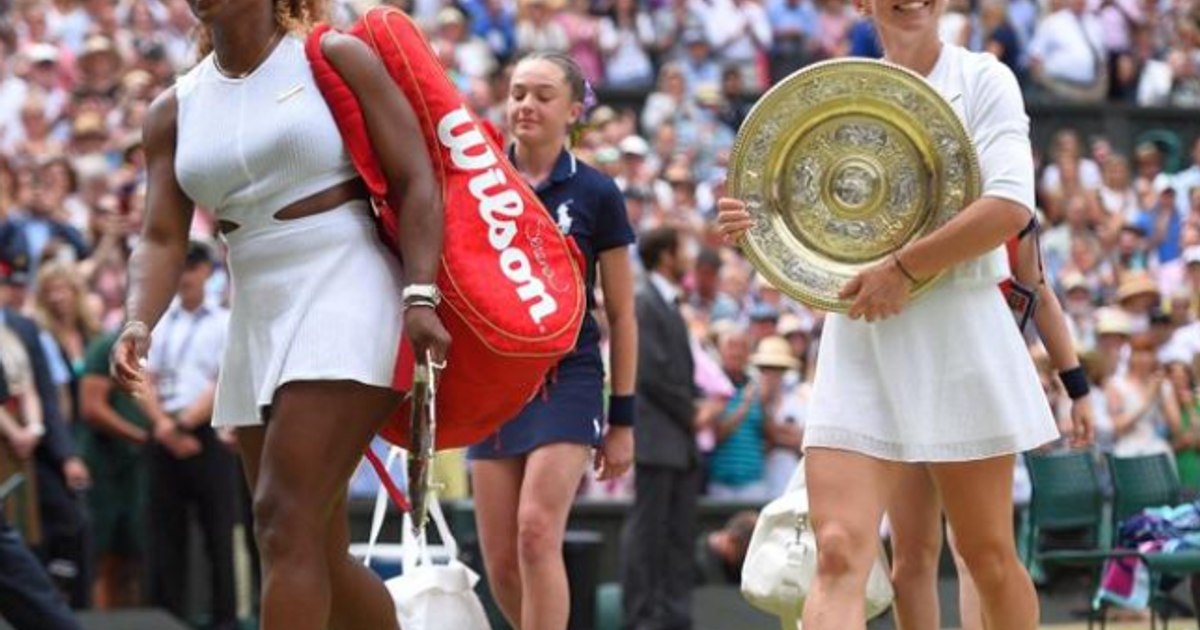Simona Halep cu trofeul Wimbledon 2019